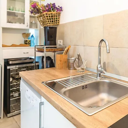 1 Bedroom Gorgeous In Apartment