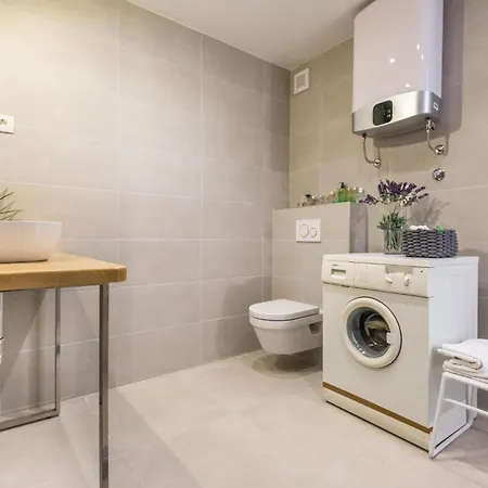 1 Bedroom Gorgeous In Apartment *